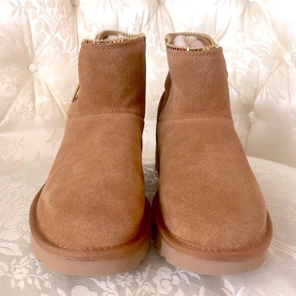 Brand New UGG Mini Florence Slip On Sheepskin Wool Boots Chestnut w/ Gold Tone - Picture 7 of 15